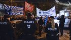 Des manifestants brandissent des bannières et des panneaux durant une manifestation contre la coalition passée entre le parti populaire autrichien (OVP) et le parti de la Liberté de droite (FPO) le 14 décembre 2017 aux abords du parlement de Vienne. (Crédit : AFP PHOTO / APA / HERBERT NEUBAUER)