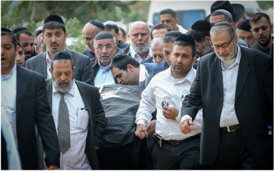 Des milliers de personnes ont assisté aux funérailles des membres de la famille Azan à Holon, Israël, le 20 décembre 2017. (Flash90 via JTA)