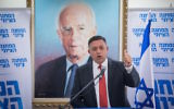 Le dirigeant du Parti travailliste Avi Gabbay dirige une réunion de sa faction au Parlement israélien, devant un portrait de Yitzhak Rabin, le 20 novembre 2017. (Crédit : Yonatan Sindel/Flash90)