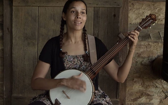 Rhiannon Giddens, mélange influences celtiques et africaines. Ici dans son clip, "Julie" (Crédit: capture d'écran Youtube) Rhiannon Giddens, mélange influences celtiques et africaines. Ici dans son clip, "Julie" (Crédit: capture d'écran Youtube)