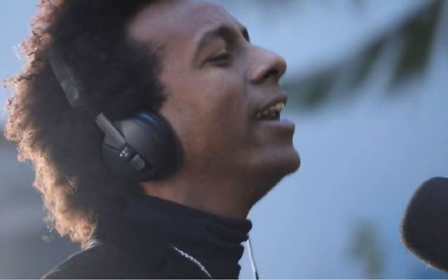 Yalo Gili, chanteur Israélien d'origine éthiopienne offre un groove où se mêlent les accents de ses différentes origines (Crédit: capture d'écran Nova) Yalo Gili, chanteur Israélien d'origine éthiopienne offre un groove où se mêlent les accents de ses différentes origines (Crédit: capture d'écran Nova)