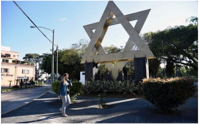 Une femme traverse la place Israel à Guatemala ville, le 27 décembre 2017. (Crédit : AFP / Orlando ESTRADA)