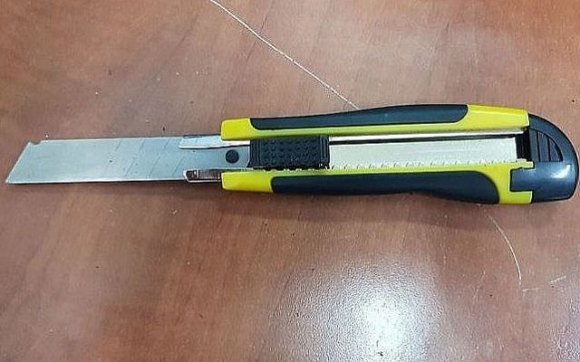 Illustration : Le cutter trouvé sur un adolescent de Hébron qui a tenté d'entrer dans le Tombeau des patriarches le 12 décembre 2017 (Crédit : Police israélienne) Illustration : Le cutter trouvé sur un adolescent de Hébron qui a tenté d'entrer dans le Tombeau des patriarches le 12 décembre 2017 (Crédit : Police israélienne)