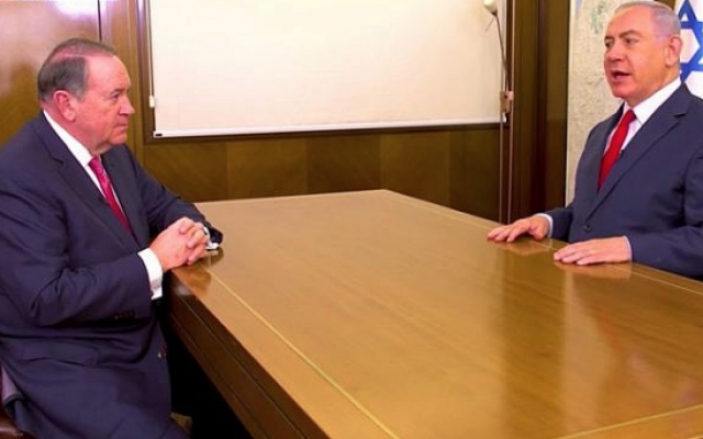 Mike Huckabee (à gauche) et  Benjamin Netanyahu dans le bureau du Premier ministre, lors d'une interview diffusée le 29 décembre 2017. (Capture d'écran/YouTube)