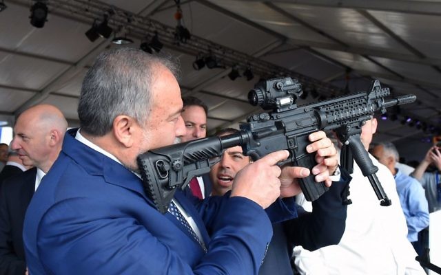 Le ministre de la Défense Avigdor Liberman inspecte le viseur d'un fusil dans une usine d'armement à Sderot, le 14 décembre 2017. (Crédit : Ariel Hermoni/Defense Ministry) Le ministre de la Défense Avigdor Liberman inspecte le viseur d'un fusil dans une usine d'armement à Sderot, le 14 décembre 2017. (Crédit : Ariel Hermoni/Defense Ministry)