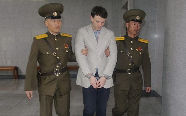 Otto Warmbier arrive au tribunal pour son procès à Pyongyang, en Corée du Nord, le 16 mars 2015 (Xinhua / Lu Rui via Getty Images / JTA) Otto Warmbier arrive au tribunal pour son procès à Pyongyang, en Corée du Nord, le 16 mars 2015 (Xinhua / Lu Rui via Getty Images / JTA)