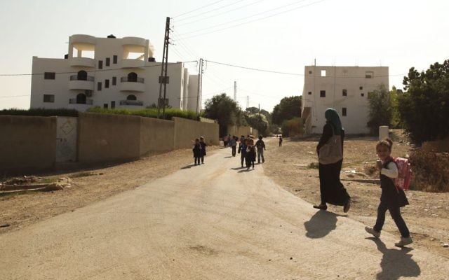 Des enfants palestiniens reviennent de l'école dans le village de Cisjordanie d'Ouja, près de Jéricho, le 14 novembre 2013 (Crédit : Meital Cohen/FLASH90) Des enfants palestiniens reviennent de l'école dans le village de Cisjordanie d'Ouja, près de Jéricho, le 14 novembre 2013 (Crédit : Meital Cohen/FLASH90)