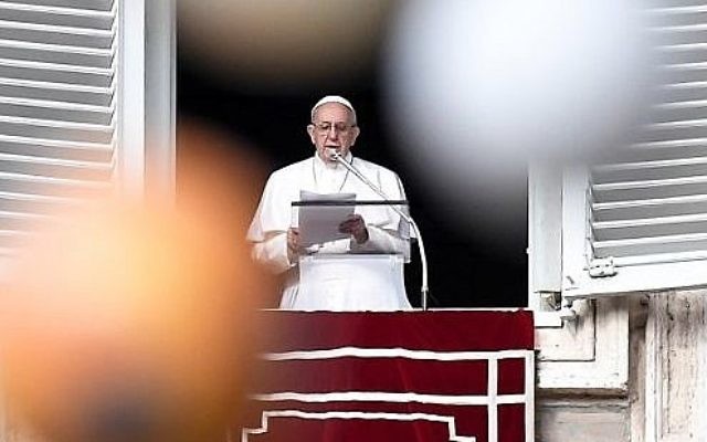 Le pape François vu à travers les branches d'un sapin de Noël alors qu'il s'adresse à la foule depuis le palais apostolique qui surplombe la place Saint-Pierre durant la prière de l'angélus au Vatican, le 10 décembre 2017 (Crédit : AFP PHOTO / Andreas SOLARO) Le pape François vu à travers les branches d'un sapin de Noël alors qu'il s'adresse à la foule depuis le palais apostolique qui surplombe la place Saint-Pierre durant la prière de l'angélus au Vatican, le 10 décembre 2017 (Crédit : AFP PHOTO / Andreas SOLARO)