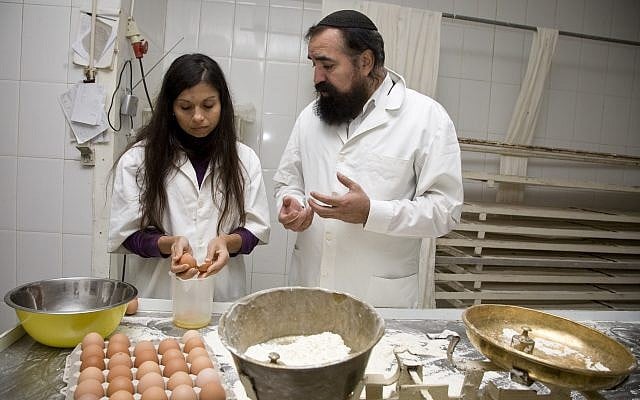 Le rabbin Elisha Salas, à droite, explique la fabrication de pain casher, dans une boulangerie de Belmonte, au Portugal,en avril 2012. (Crédit : Shavei Israel/via JTA)
