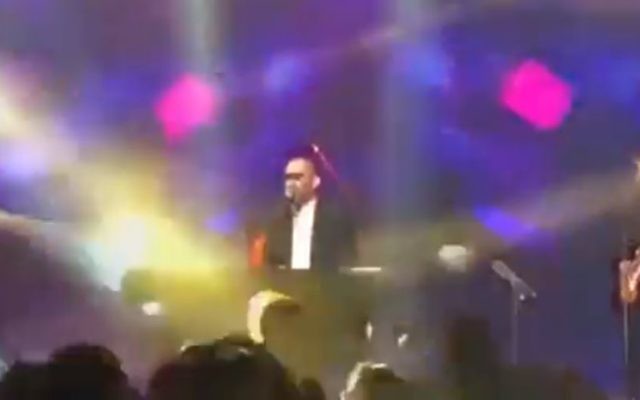 Le chanteur ultra-orthodoxe Yonatan Razel, couver ses yeux pour éviter de voir des femmes danser pendant son concert à Jérusalem, le 3 décembre 2017. (Capture d'écran Twitter )