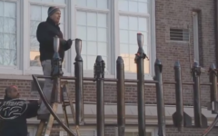 Une hanoukkia faite avec des roquettes explosées tirées depuis Gaza vers Israël, devant l'Hebrew Academy of the Five Towns and Rockaway à Cedarhurst, New York. (Crédit : capture d'écran News 12 Long Island)