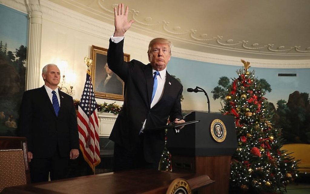 Donald Trump, après avoir annoncé que le gouvernement américain reconnaîtra officiellement Jérusalem comme capitale d'Israël à la Maison Blanche, le 6 décembre 2017 (Crédit : Chip Somodevilla / Getty Images via JTA)