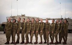 Les 13 premières tankistes femmes, au terme de leur entraînement, à Latrun, le 5 décembre 2017. (Crédit : Armée israélienne)