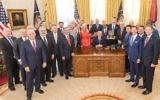 Photo prise lors de la remise d'un prix par le Friends of Zion Museum a président américain Donald Trump, à la Maison Blanche, Washington, Etats Unis, le 14 décembre 2017 (Crédit : Autorisation)