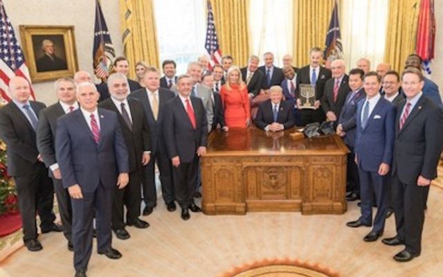 Photo prise lors de la remise d'un prix par le Friends of Zion Museum a président américain Donald Trump, à la Maison Blanche, Washington, Etats Unis, le 14 décembre 2017 (Crédit : Autorisation) Photo prise lors de la remise d'un prix par le Friends of Zion Museum a président américain Donald Trump, à la Maison Blanche, Washington, Etats Unis, le 14 décembre 2017 (Crédit : Autorisation)