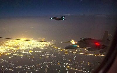 Deux avions de l’Australian Royal Air Force F/A-18F, qui font le plein depuis un avion KC-30A Multi Role Tanker Transport, dans l’espace aérien irakien, le 5 octobre 2014. (Crédit : AFP/Australian Defense/Sergeant Hamish Paterson)