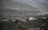Une photo prise le 8 février 2017 depuis le village palestinien de Cisjordanie de Yasuf montre l'avant-poste illégal de  Kfar Tapuah West, à côté de l'implantation de Kfar Tapuah. (Crédit : AFP Photo/Jaafar Ashtiyeh)