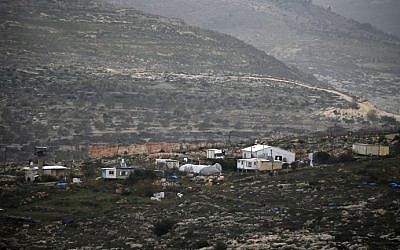 Une photo prise le 8 février 2017 depuis le village palestinien de Cisjordanie de Yasuf montre l'avant-poste illégal de  Kfar Tapuah West, à côté de l'implantation de Kfar Tapuah. (Crédit : AFP Photo/Jaafar Ashtiyeh)