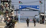 Les forces de sécurité du Hamas au carrefour d'Erez, point de passage vers Israël, à Beit Hanun, dans le nord de la bande de Gaza, le 26 mars 2017 (Crédit : AFP/Mahmud Hams)