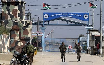 Les forces de sécurité du Hamas au carrefour d'Erez, point de passage vers Israël, à Beit Hanun, dans le nord de la bande de Gaza, le 26 mars 2017 (Crédit : AFP/Mahmud Hams)