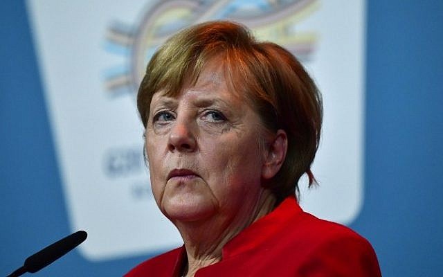 La chancelière allemande Angela Merkel s'exprime devant les journalistes après le sommet B20 à Berlin, le 3 mai 2017 (Crédit : John MacDougall/AFP)