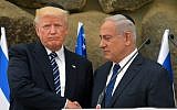 Le Premier ministre Benjamin Netanyahu serre la main du président américain Donald Trump lors d'une cérémonie à Yad Vashem le 23 mai 2017, à Jérusalem (MANDEL NGAN / AFP)
