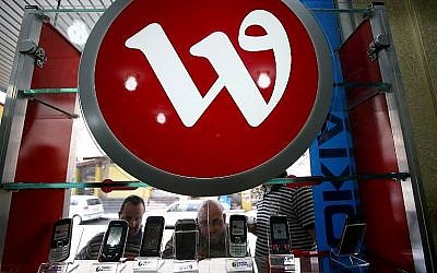 Des palestiniens dans un magasin de téléphones portables de l'opérateur palestinien Wataniya, à Jénine, en Cisjordanie, le 14 octobre 2009. (Crédit : AFP /Saif Dahlah/File)