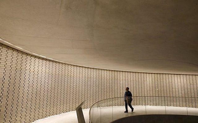 Une photo prise le 18 décembre 2017 montre des Israéliens visitant le monument aux morts d'Israël près du cimetière militaire du mont Herzl à Jérusalem, qui contient les noms de tous les hommes et femmes qui sont tombés pendant leur service depuis 1860 (Crédit : AFP Photo / Menahem Kahana)