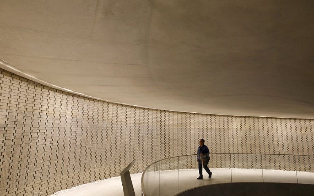 Une photo prise le 18 décembre 2017 montre des Israéliens visitant le monument aux morts d'Israël près du cimetière militaire du mont Herzl à Jérusalem, qui contient les noms de tous les hommes et femmes qui sont tombés pendant leur service depuis 1860 (Crédit : AFP Photo / Menahem Kahana)
