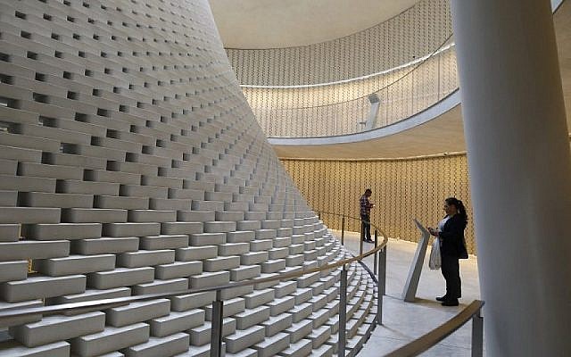 Une photo prise le 18 décembre 2017 montre des Israéliens visitant le monument aux morts d'Israël près du cimetière militaire du mont Herzl à Jérusalem, qui contient les noms de tous les hommes et femmes qui sont tombés pendant leur service depuis 1860 (Crédit : AFP Photo / Menahem Kahana)