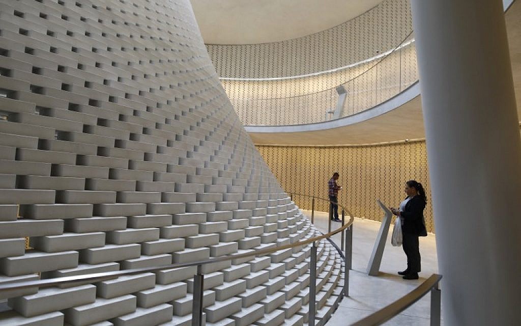 Une photo prise le 18 décembre 2017 montre des Israéliens visitant le monument aux morts d'Israël près du cimetière militaire du mont Herzl à Jérusalem, qui contient les noms de tous les hommes et femmes qui sont tombés pendant leur service depuis 1860 (Crédit : AFP Photo / Menahem Kahana)