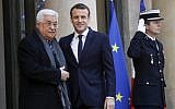 Le président français Emmanuel Macron (au centre) accueille le président de l'Autorité palestinienne Mahmoud Abbas (à gauche) à l'Elysée à Paris, le 22 décembre 2017 (Crédit : AFP Photo / Patrick Kovarik)