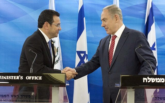 Le président guatémaltèque Jimmy Morales (à gauche) et le Premier ministre Benjamin Netanyahu (à droite) se serrent la main lors d'une conférence de presse conjointe après la signature d'accords bilatéraux au bureau du Premier ministre à Jérusalem le 28 novembre 2016. (Photo AFP / Abir Sultan) Le président guatémaltèque Jimmy Morales (à gauche) et le Premier ministre Benjamin Netanyahu (à droite) se serrent la main lors d'une conférence de presse conjointe après la signature d'accords bilatéraux au bureau du Premier ministre à Jérusalem le 28 novembre 2016. (Photo AFP / Abir Sultan)