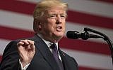 Cette photo prise le 18 décembre 2017 montre le président américain Donald Trump parlant de la stratégie de sécurité nationale de son administration au Ronald Reagan Building et au International Trade Center à Washington, DC. (Crédit : AFP / SAUL LOEB)