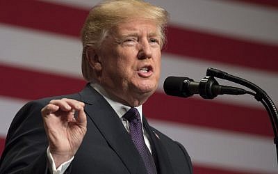 Cette photo prise le 18 décembre 2017 montre le président américain Donald Trump parlant de la stratégie de sécurité nationale de son administration au Ronald Reagan Building et au International Trade Center à Washington, DC. (Crédit : AFP / SAUL LOEB)
