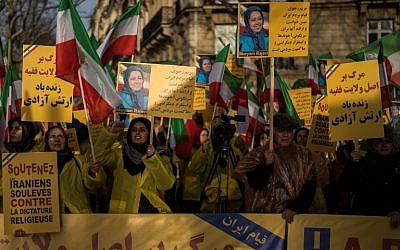 Les manifestants brandissent des pancartes avec des portraits de Maryam Radjavi, leader du mouvement d'opposition iranien, lors d'une manifestation de soutien au peuple iranien en pleine vague de protestations à travers l'Iran, le 3 janvier 2018 à Paris (Crédit : AFP PHOTO / Lionel BONAVENTURE)
