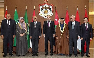 A droite, le ministre marocain des Affaires étrangères Nasser Bourita. Puis de gauche à droite : Le ministre égyptien des Affaires étrangères Sameh Shoukry, le ministre des Affaires étrangères saoudien  Adel al-Jubeir, le chef de la Ligue arabe  Ahmed Abul Gheit, le ministre des Affaires étrangères jordanien Ayman Safadi, le ministre d'Etat des affaires étrangères des EAU Anwar Gargash, le ministre des Affaires étrangères de l'AP Riyad al-Malki au cours d'une rencontre dans la capitale jordanienne d'Amman le 6 janvier 2018 (Crédit : AFP Photo/Khalil Mazraawi)