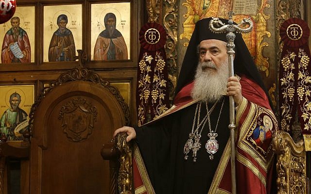 Le patriarche grec-orthodoxe Théophile III dirige la messe de minuit pour les grecs-orthodoxes à l'église de la Nativité de la ville biblique de Bethléem, le 7 janvier 2018 (Crédit : Musa AL SHAER.AFP)