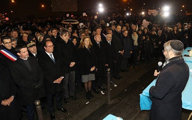 De gauche à droite : l'ancien Premier ministre Manuel Valls, l'ancien président  Francois Hollande, le rédacteur en chef de Charlie Hebdo Riss, la maire de Paris Anne Hidalgo, la ministre de la Justice Nicole Belloubet, le ministre de l'Intérieur Gerard Collomb, le président du Conseil Représentatif des Institutions juives de France (CRIF) Francis Kalifat et le Premier ministre Edouard Philippe écoutent l'hommage rendu parle Grand-rabbin  Haim Korsia lors d'un hommage aux victimes de la prise d'otage au supermarché HyperCacher à Vincennes, le 9 janvier 2018, organisé par le Crif, à l'occasion du troisième anniversaire de l'attentat. (Crédit : AFP / POOL / JACQUES DEMARTHON)