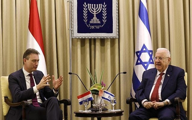 Le président israélien Reuven Rivlin rencontre le ministre des Affaires étrangères néerlandais Halbe Zijlstra à la résidence présidentielle, à Jérusalem, le 10 janvier, 2018.  (Crédit : AFP / GALI TIBBON)