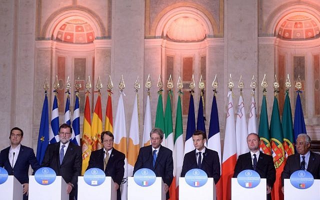 De gauche à droite : le Premier ministre grec Alexis Tsipras,le Premier ministre espagnol Mariano Rajoy, le président chypriote Nicos Anastasiadis, le Premier ministre italien Paolo Gentiloni, le président français Emmanuel Macron, le Premier ministre maltais Joseph Muscat et le Premier ministre portugais Antonio Costa lors d'une conférence de presse après un sommet à Rome, le 10 janvier 2018. (Crédit : AFP / FILIPPO MONTEFORTE De gauche à droite : le Premier ministre grec Alexis Tsipras,le Premier ministre espagnol Mariano Rajoy, le président chypriote Nicos Anastasiadis, le Premier ministre italien Paolo Gentiloni, le président français Emmanuel Macron, le Premier ministre maltais Joseph Muscat et le Premier ministre portugais Antonio Costa lors d'une conférence de presse après un sommet à Rome, le 10 janvier 2018. (Crédit : AFP / FILIPPO MONTEFORTE