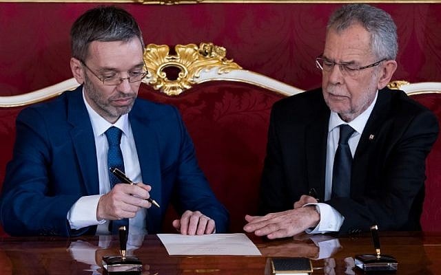 Le ministre de l'Intérieur autrichien Herbert Kickl reçoit sa nomination de la part du président Alexander Van der Bellen, le 18 décembre 2017, à Vienne. (AFP / VLADIMIR SIMICEK Le ministre de l'Intérieur autrichien Herbert Kickl reçoit sa nomination de la part du président Alexander Van der Bellen, le 18 décembre 2017, à Vienne. (AFP / VLADIMIR SIMICEK