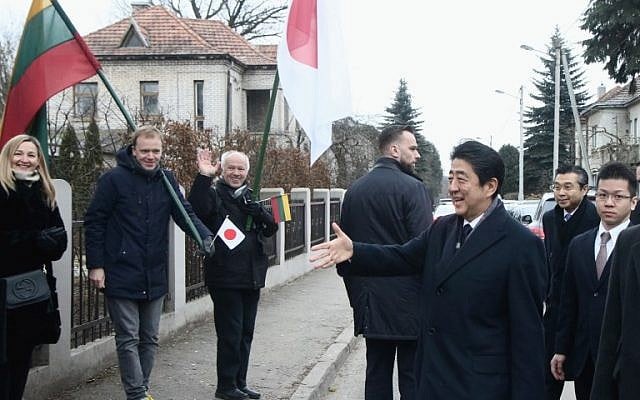 Le Premier ministre nippon Shinzo Abe arrive dans la maison où viviait Sugihara, à Kaunas, en Lituania, le14 janvier 2018. (Crédit : AFP / Petras Malukas)