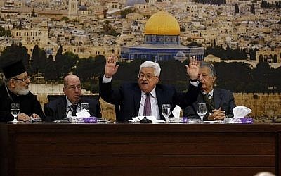 Le président de l'Autorité palestinienne Mahmoud Abbas, au centre, s'exprime durant une réunion dans la ville de Ramallah, en Cisjordanie, le 14 janvier 2018 (Crédit : AFP PHOTO / ABBAS MOMANI)