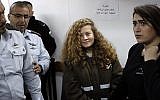 Ahed Tamimi (au centre), une Palestinienne de seize ans, assiste à une audience devant le tribunal militaire d'Ofer en Cisjordanie le 15 janvier 2018. (AFP Photo/Thomas Coex)