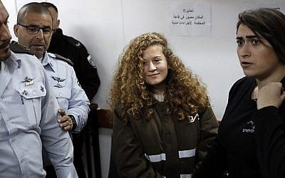 Ahed Tamimi (au centre), une Palestinienne de seize ans, assiste à une audience devant le tribunal militaire d'Ofer en Cisjordanie le 15 janvier 2018. (AFP Photo/Thomas Coex)