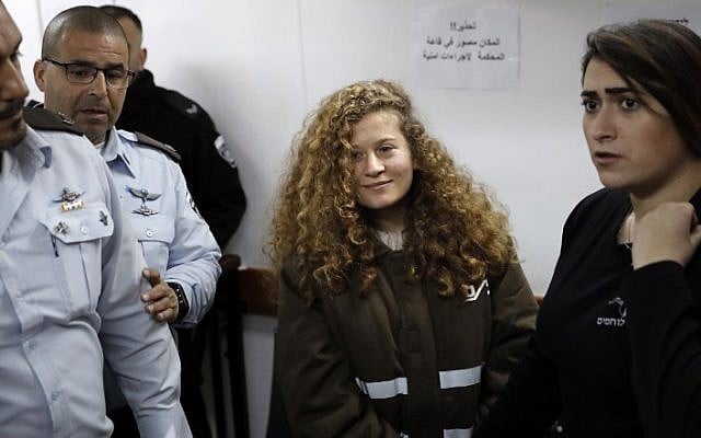 Ahed Tamimi (au centre), une Palestinienne de seize ans, assiste à une audience devant le tribunal militaire d'Ofer en Cisjordanie le 15 janvier 2018. (AFP Photo/Thomas Coex) Ahed Tamimi (au centre), une Palestinienne de seize ans, assiste à une audience devant le tribunal militaire d'Ofer en Cisjordanie le 15 janvier 2018. (AFP Photo/Thomas Coex)