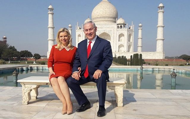Le Premier ministre Benjamin Netanyahu et sa femme Sara au Taj Mahal, le 16 janvier 2018. (Crédit : STR/AFP) Le Premier ministre Benjamin Netanyahu et sa femme Sara au Taj Mahal, le 16 janvier 2018. (Crédit : STR/AFP)