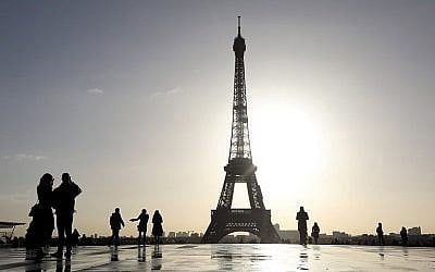Illustration : Des gens marchant sur l'esplanade du Trocadéro avec la tour Eiffel en arrière plan, à Paris, le 17 janvier 2018. (Crédit : AFP/Ludovic Marin)