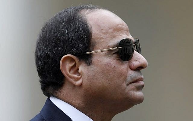 Le président égyptien Abdel Fattah el-Sissi assistant à une cérémonie militaire à Paris, en octobre 2017 (Crédit : AFP / Pool / Charles Platiau) Le président égyptien Abdel Fattah el-Sissi assistant à une cérémonie militaire à Paris, en octobre 2017 (Crédit : AFP / Pool / Charles Platiau)
